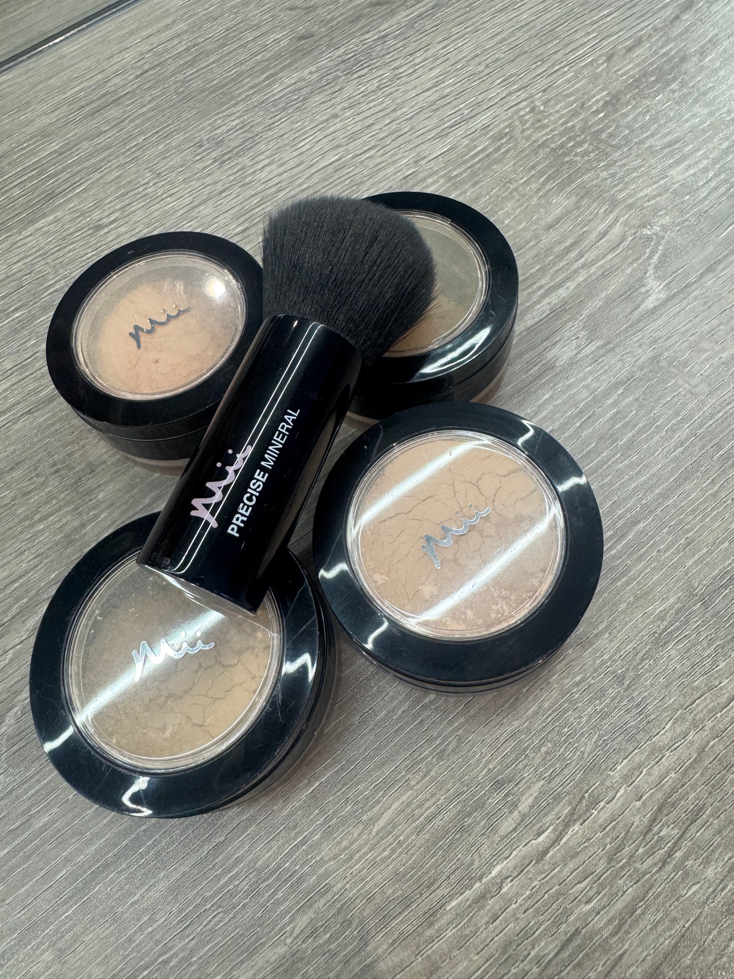 SET Mineral Irresistible Face Base Foundation + Kabuki