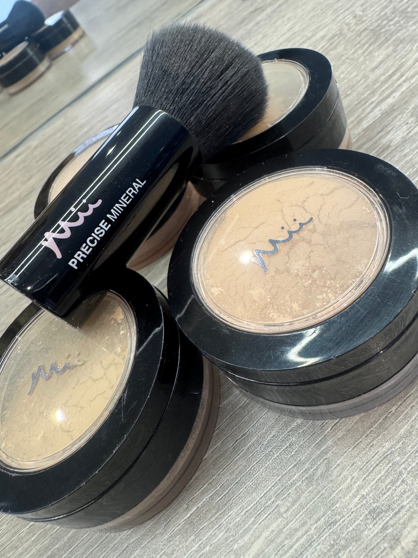 SET Mineral Irresistible Face Base Foundation + Kabuki